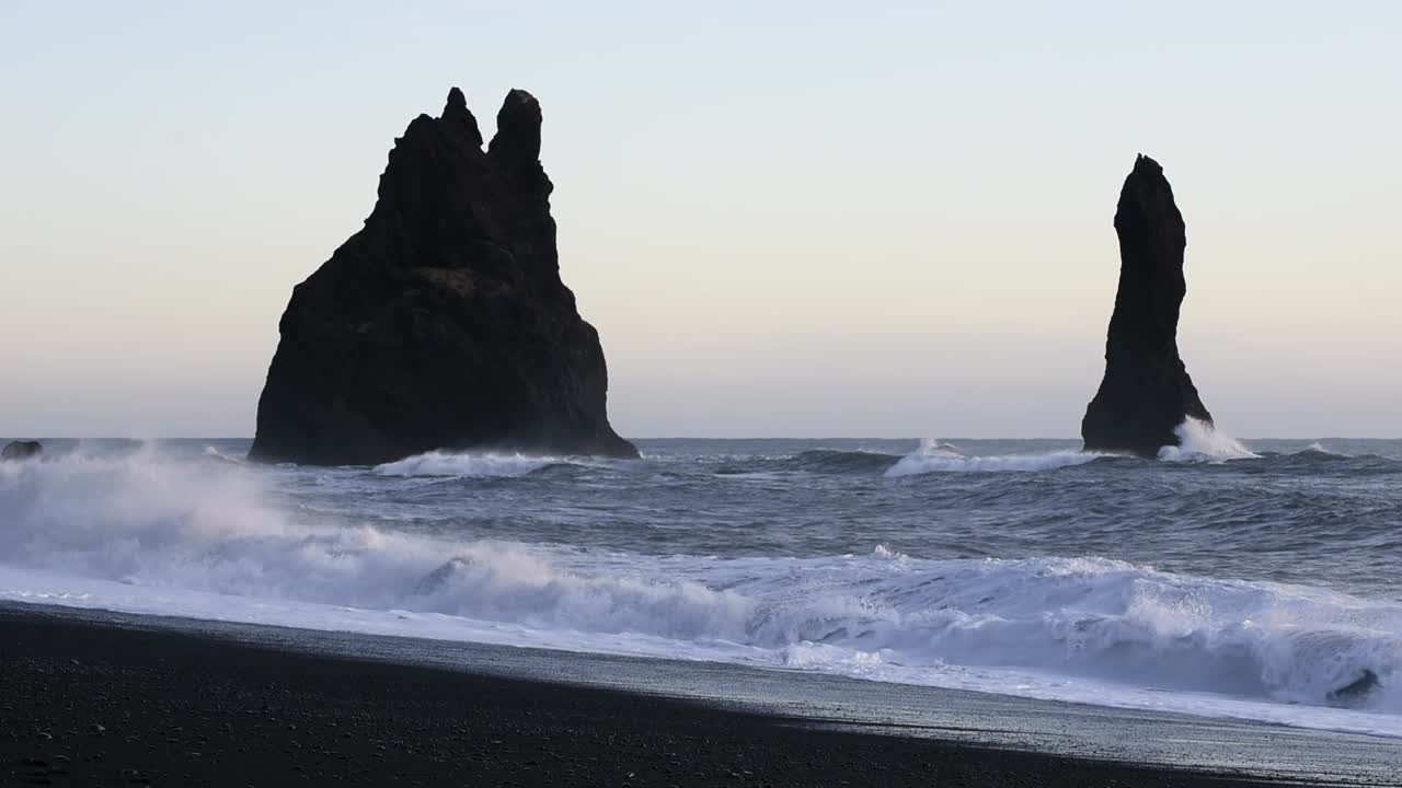 un mar agitado de invierno con olas rompiendo en una haya negra cerca de vik en islandia