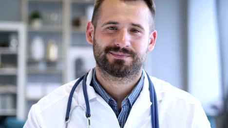 pulgares hacia arriba sonriendo médico confiado