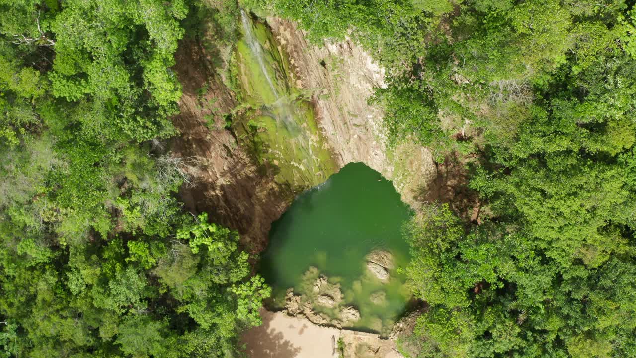 Primer plano de la maravillosa cascada tropical El Limón con mucho musgo y agua humeante, una cascada en la República Dominicana en la península de Samaná.