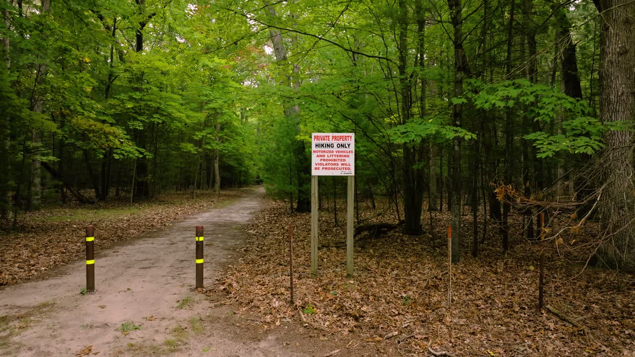 하이킹 시스템의 많은 입구 중 하나를 바라보는 공중 낮은 아래