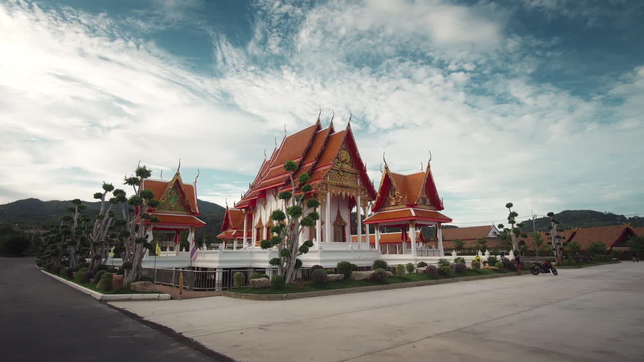 Ngôi chùa Thái Lan tuyệt đẹp dưới bầu trời nhiều mây
