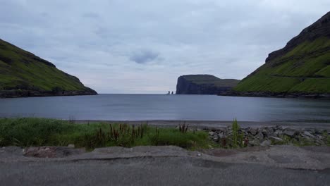 Drone-Aterrizando-En-Tjronuvik-Con-Risin-Og-Kellingin-En-El-Fondo,-Islas-Feroe