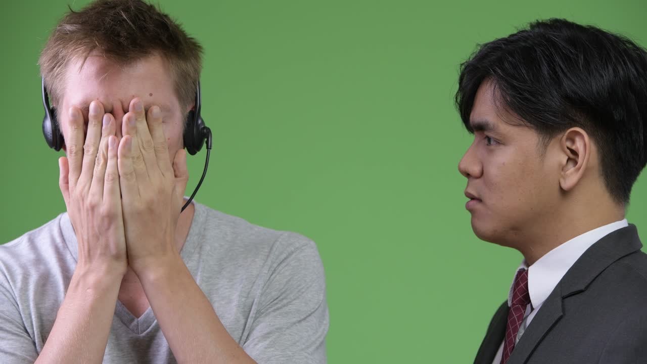 젊은 잘생긴 아시아 사업가와 젊은 스칸디나비아 사업가가 함께 일하고 있습니다.