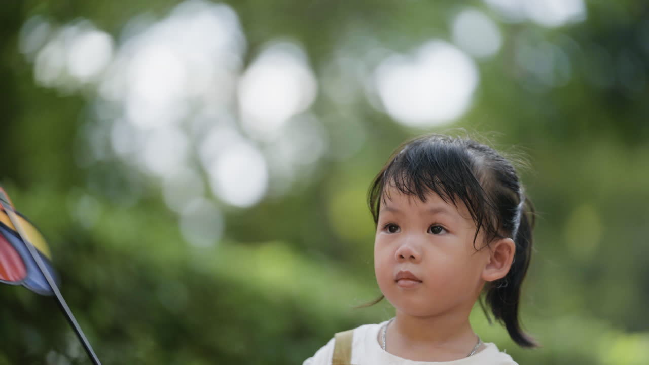 공원 에 있는 작은 아이