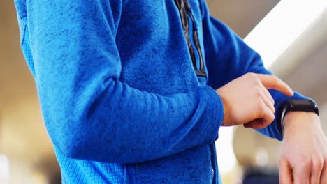 Young-man-checking-his-smartwatch-in-the-city,-4K-4k