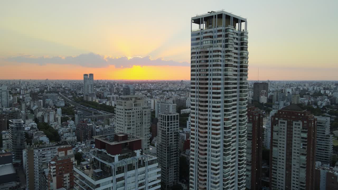 estructura urbana de gran altura construida en el denso horizonte de buenos aires al atardecer vista aérea en ascenso