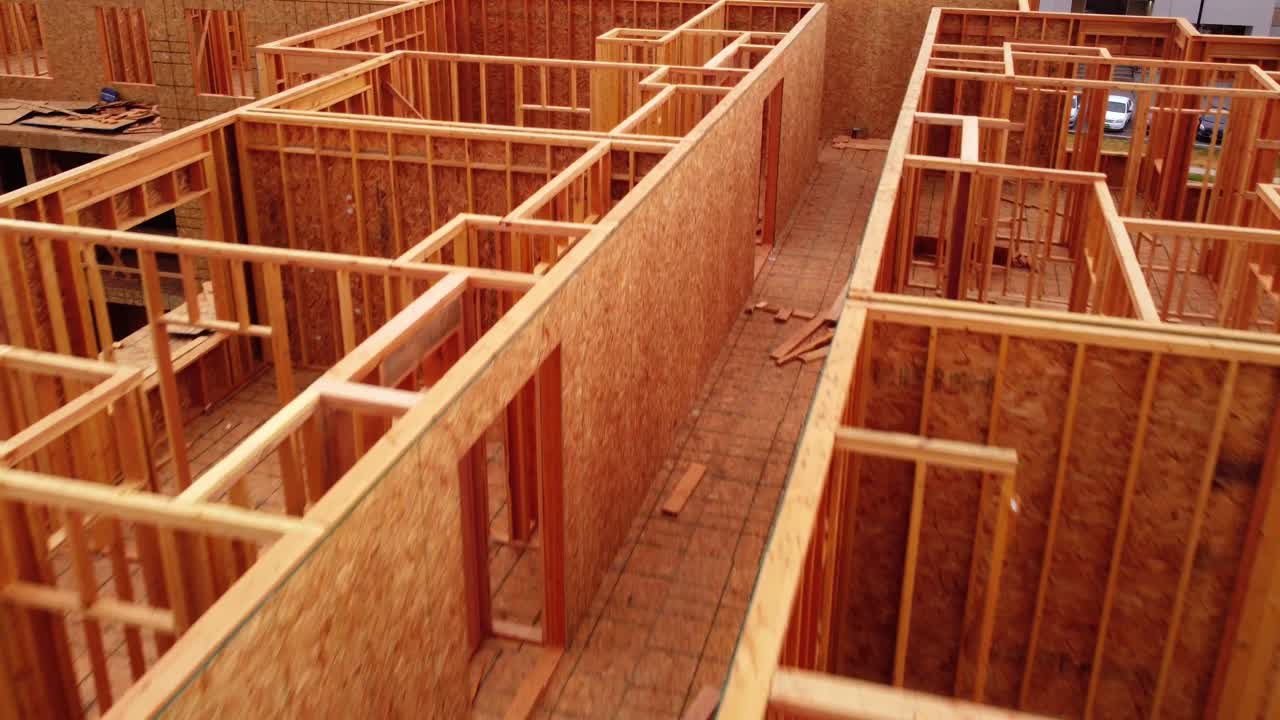 el sitio de construcción enmarcado en madera quedó abandonado cuando el trabajo se detuvo debido al cierre de la cadena de suministro pandémico.