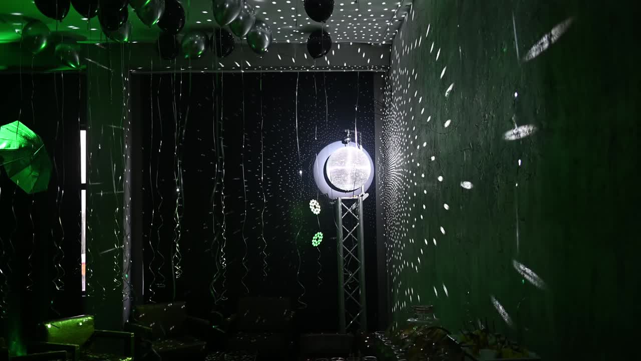 디스코 공 거울은 회전하고 클럽의 디스코에서 빛을 반사합니다.