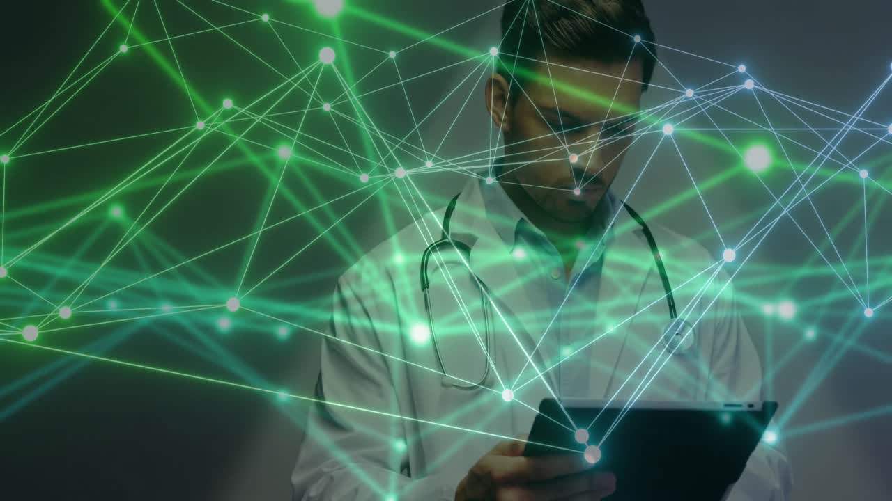 Animación de datos y red de conexiones sobre médico caucásico usando tableta