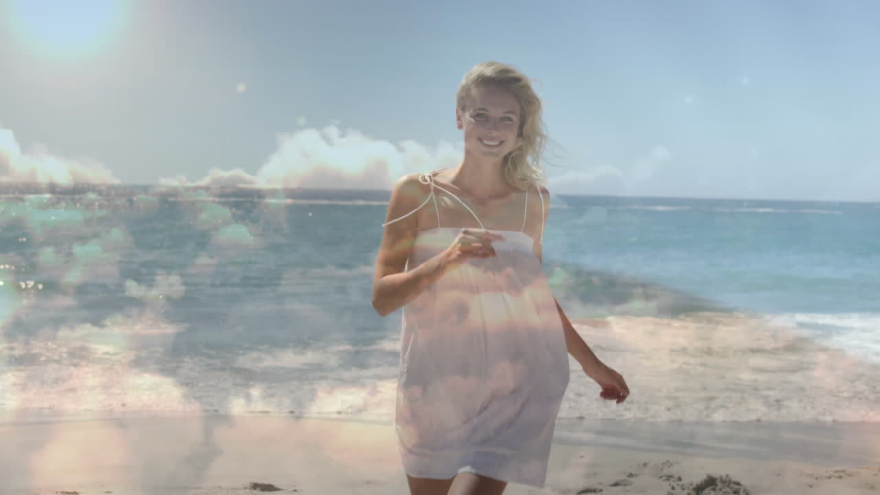 해변에서  ⁇ 고 있는 웃는 백인 여성 위의 구름의 애니메이션