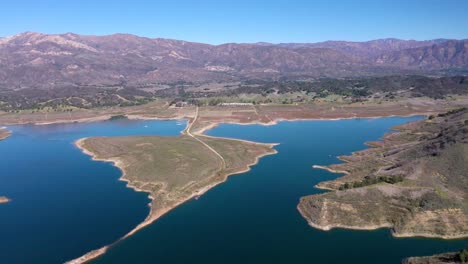 Excelente-Toma-Aérea-Del-Lago-Casitas-En-California