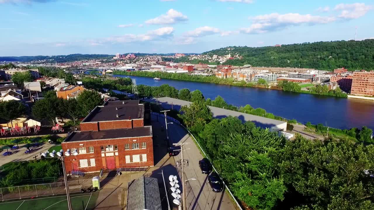 disparo ascendente de drones junto al río allegheny, avenida del río, calle del este de ohio
