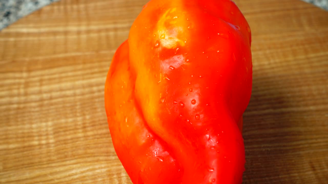 Peperone rosso dolce. Ripresa in movimento. Ripresa in cucina.