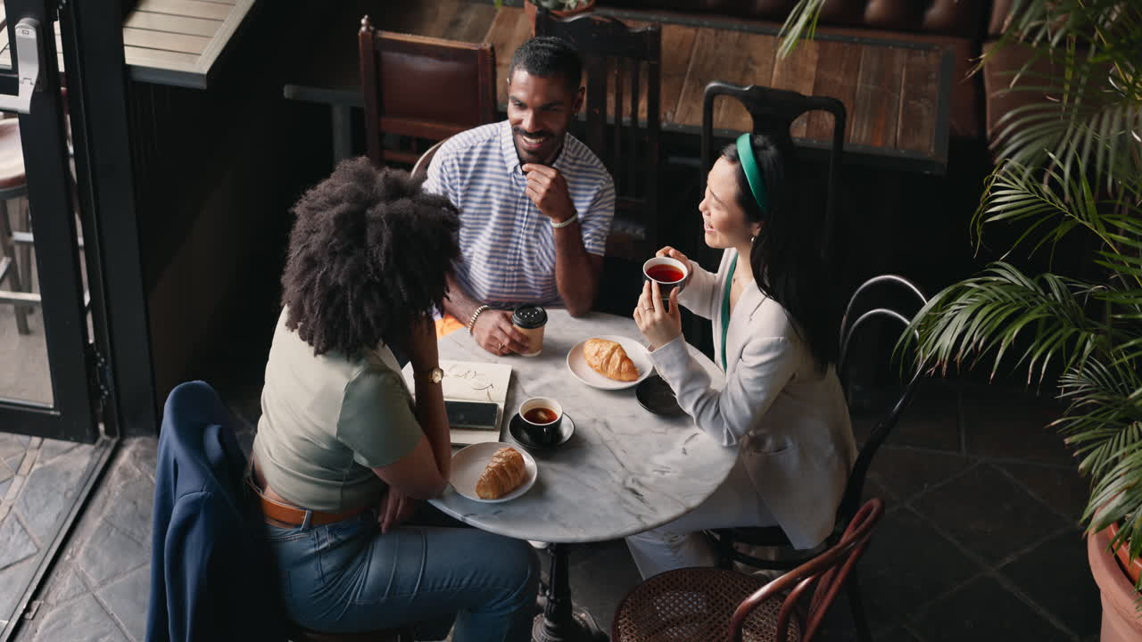 amigos disfrutando de una cita de café en una cafetería