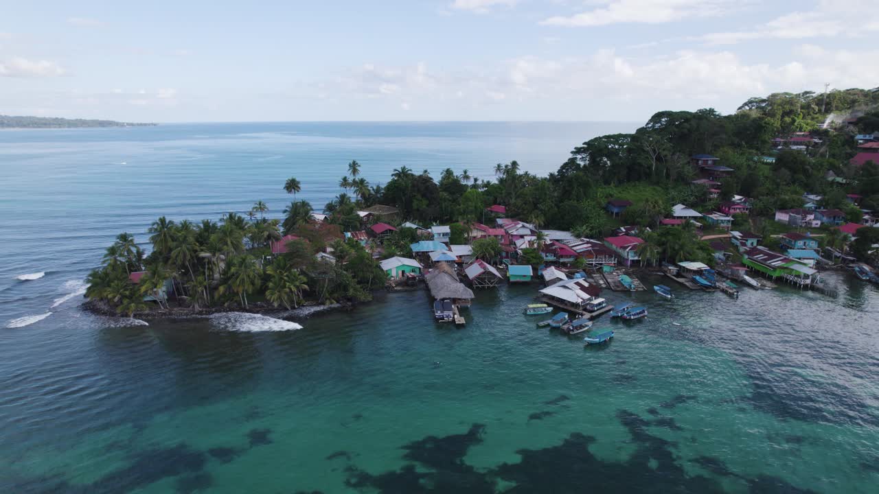 bastimentos de la isla tropical en panamá, aldea del caribe, casas y barcos de pesca amarrados, aérea