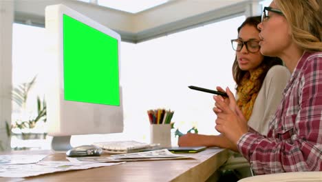 Girl-helping-another-girl-on-the-computer