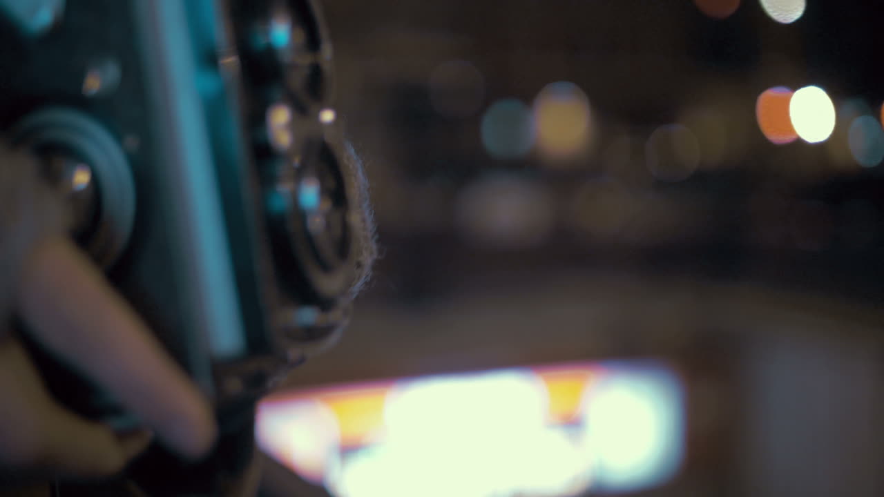 mujer con cámara retro cerca de la entrada del metro