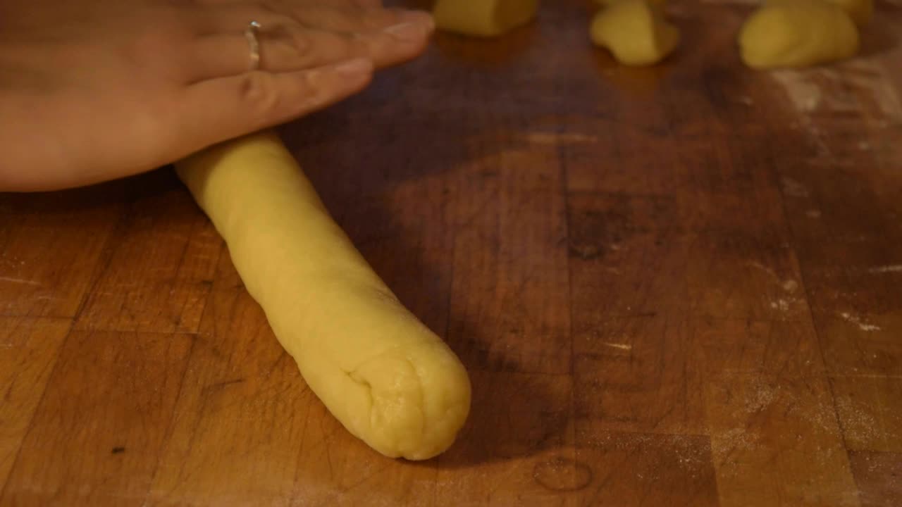 comenzando a cortar la masa de galletas en pedazos después de modelarla