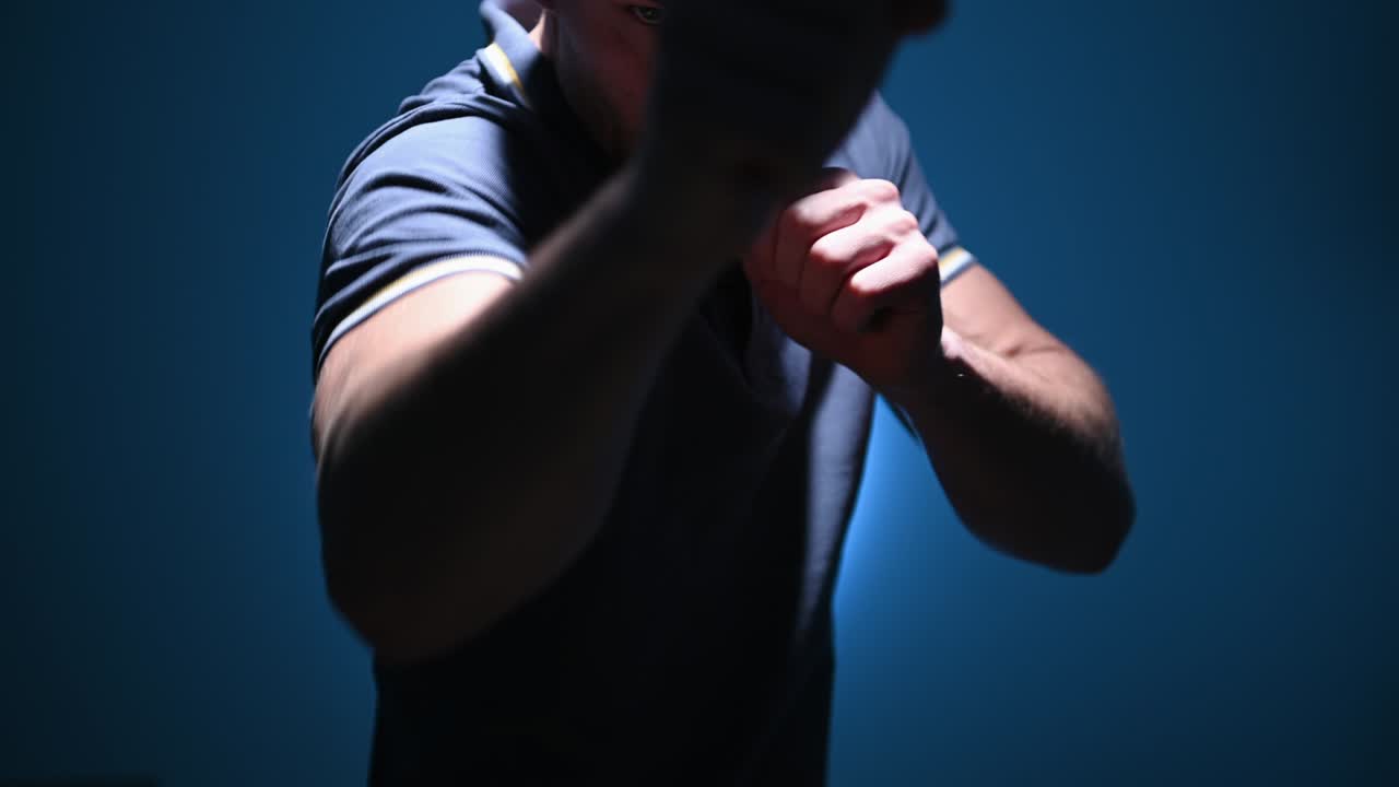 주먹을 고 싸우고 싶어. 권투 훈련.