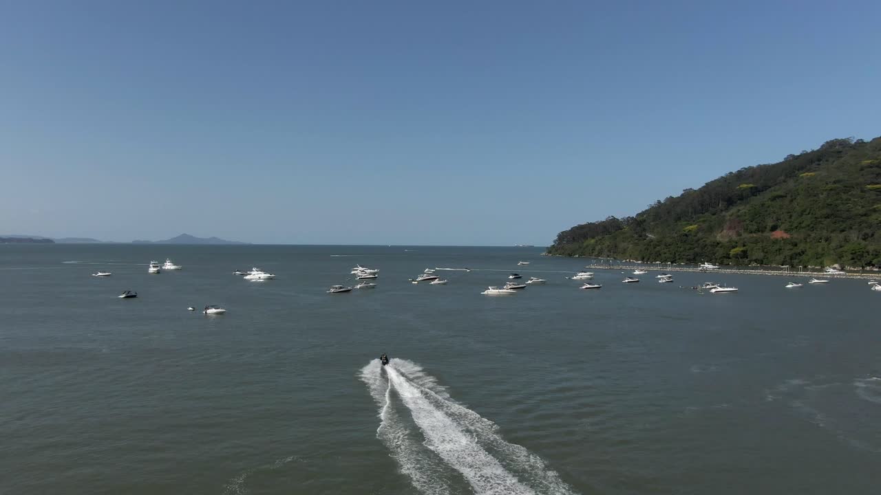barcos flotando y navegando en la superficie del mar frente a la costa de balneario camboriu en brasil