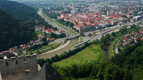 Vista-Panorámica-Del-Castillo-De-Celje-Con-Vistas-Al-Casco-Antiguo-De-Celje-Y-Al-Río-Savinja-En-Eslovenia,-Europa