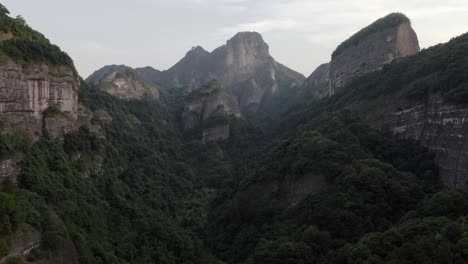 Espectacular-Paisaje-De-Montaña-Kárstica-En-El-Campo-Chino,-Puesta-De-Sol-Vista-Aérea-4k