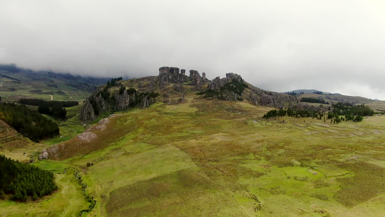 tierras bajas verdes con sitio arqueológico del bosque de piedra de cumbemayo cerca de cajamarca en perú