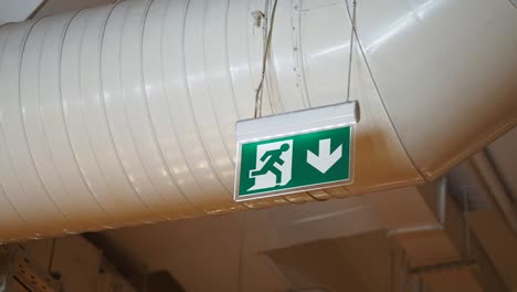 señal de salida de emergencia en el conducto de ventilación