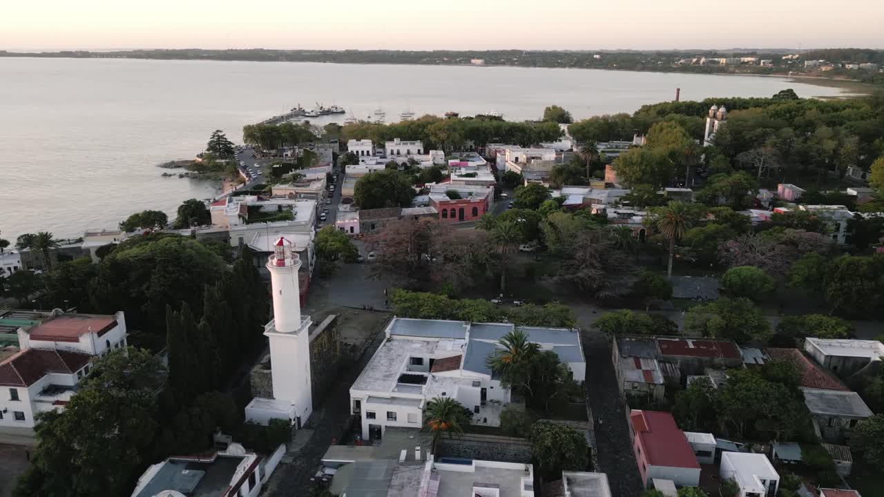drone gira alrededor del faro en la colonia del sacramento ciudad uruguaya durante las cálidas horas doradas puesta de sol