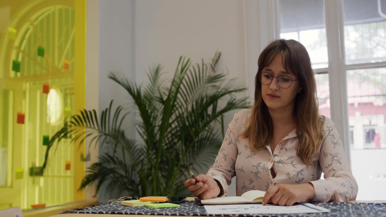 mujer profesional del milenio que trabaja en una oficina creativa