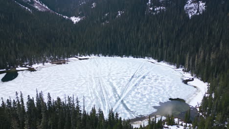 Inclinación-Aérea-Hacia-Abajo-Volando-Hacia-El-Lago-Joffre-Inferior-Congelado,-Canadá