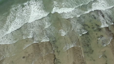 Zeitlupenwellen,-Die-Den-Strand-Erreichen