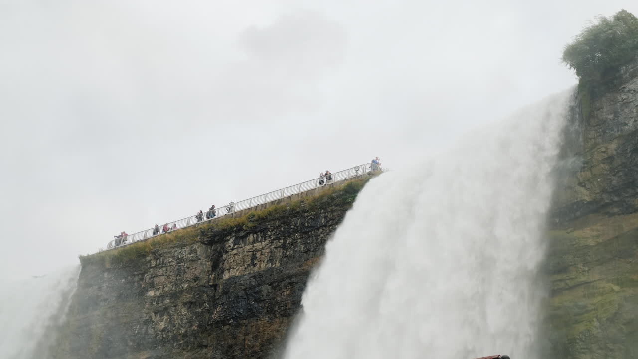 안개 낀 나이아가라 폭포 낮은 각도
