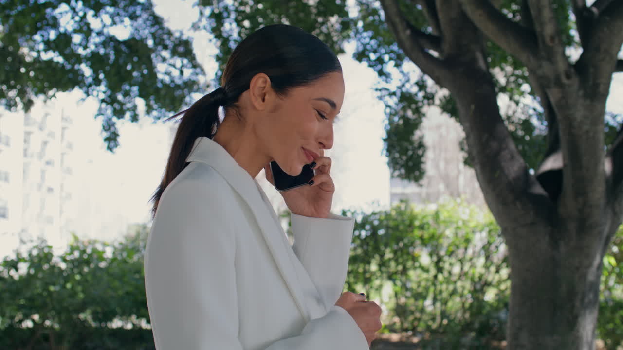 행복한 여자 웃는 휴대전화 자연에서 즐거운 대화를 즐기십시오.