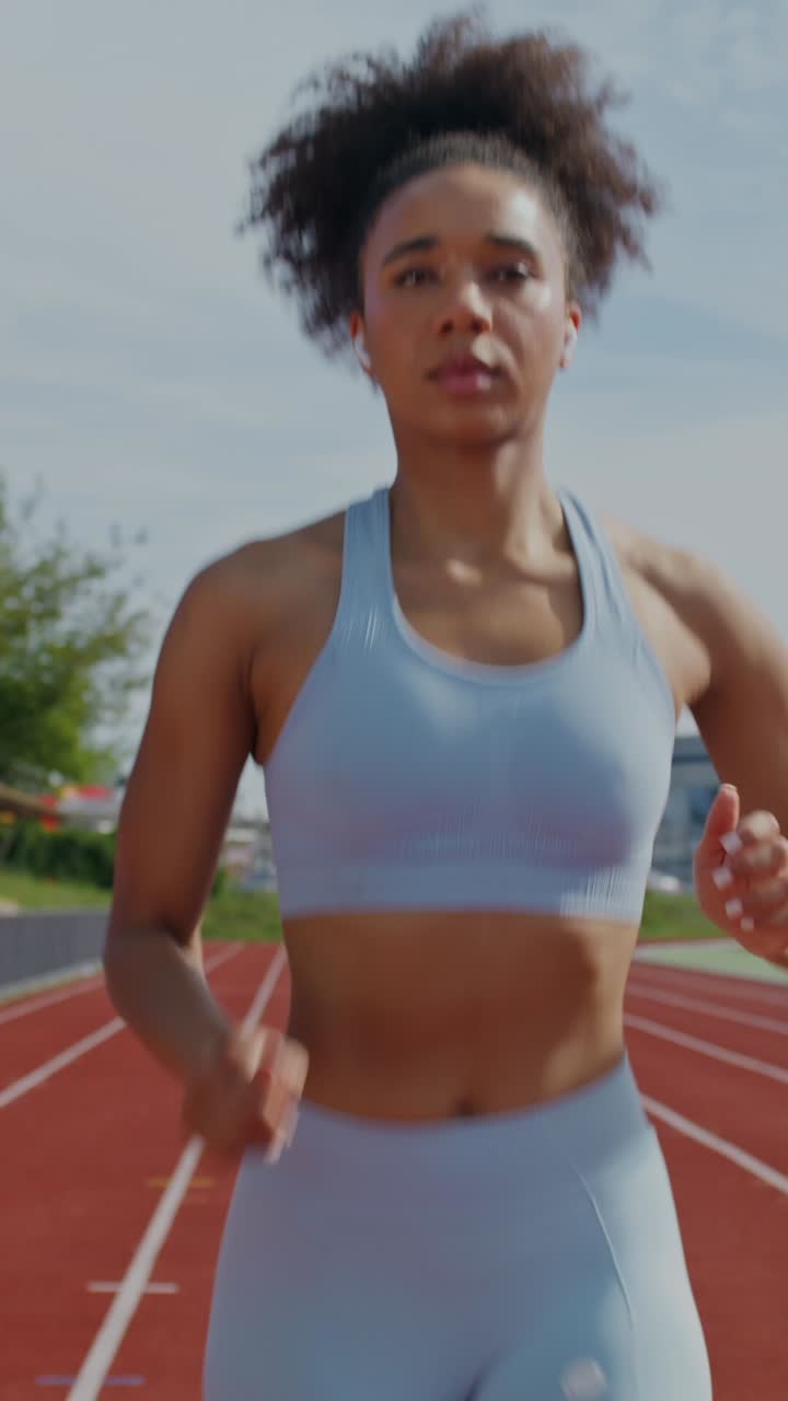 mujer corriendo en una pista