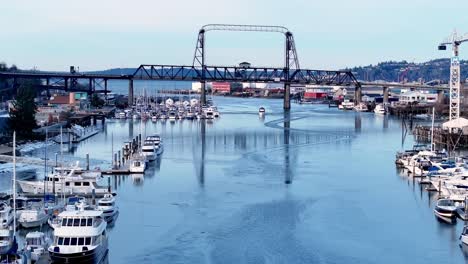 el puente murray morgan de tacoma a través de la vía fluvial thea fosse en washington, estados unidos