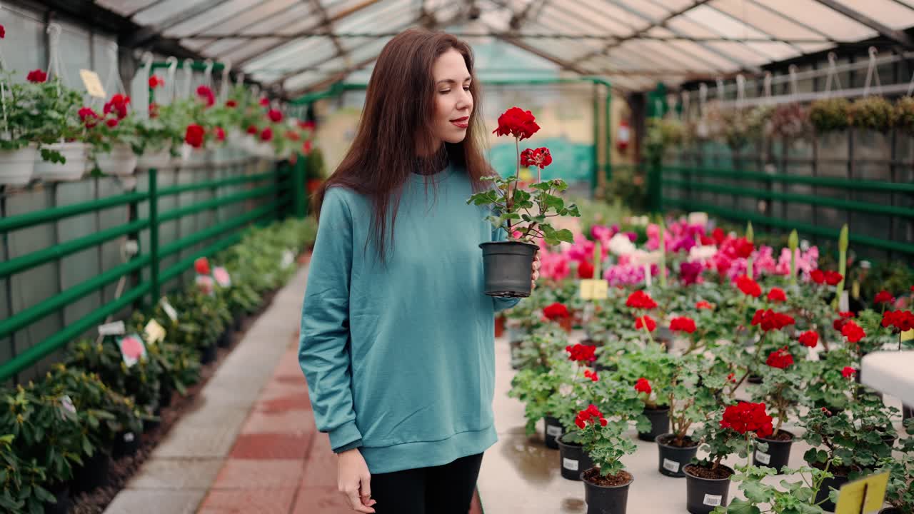 Mujer joven comprando plantas decorativas en un mercado de invernadero florístico