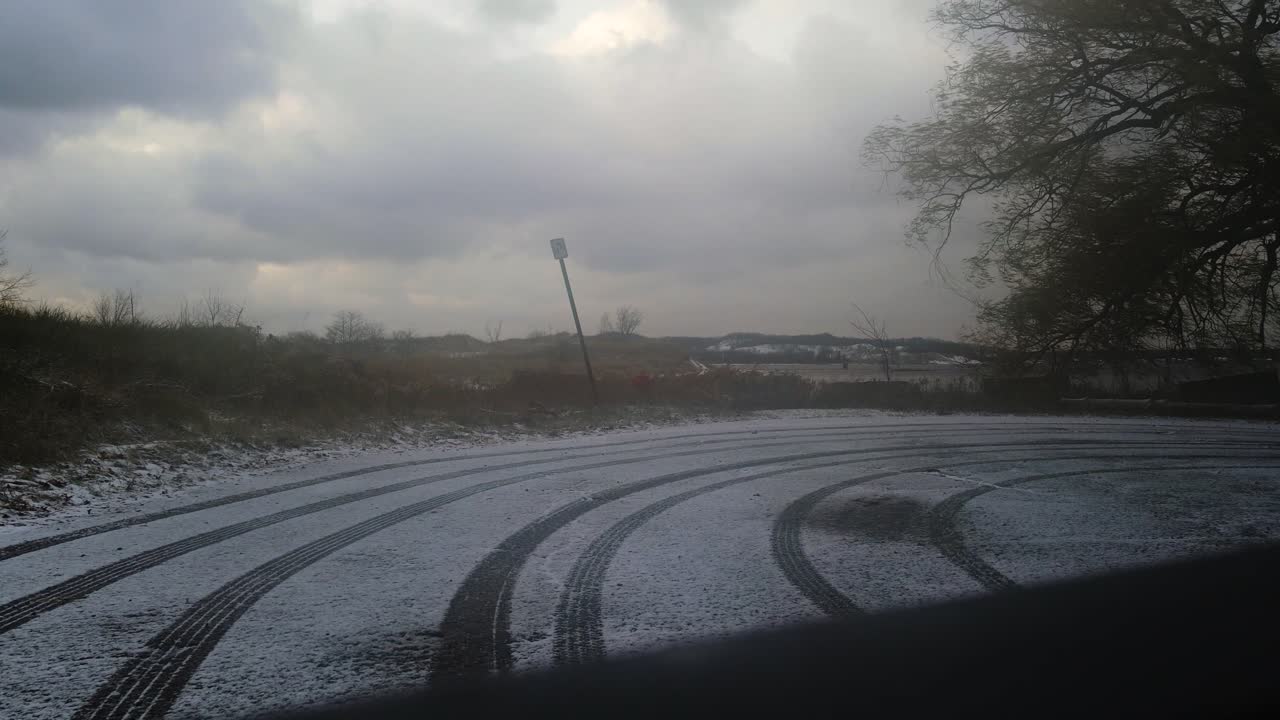 머스키건 호수를 가로질러 움직이는 무거운 검은 구름