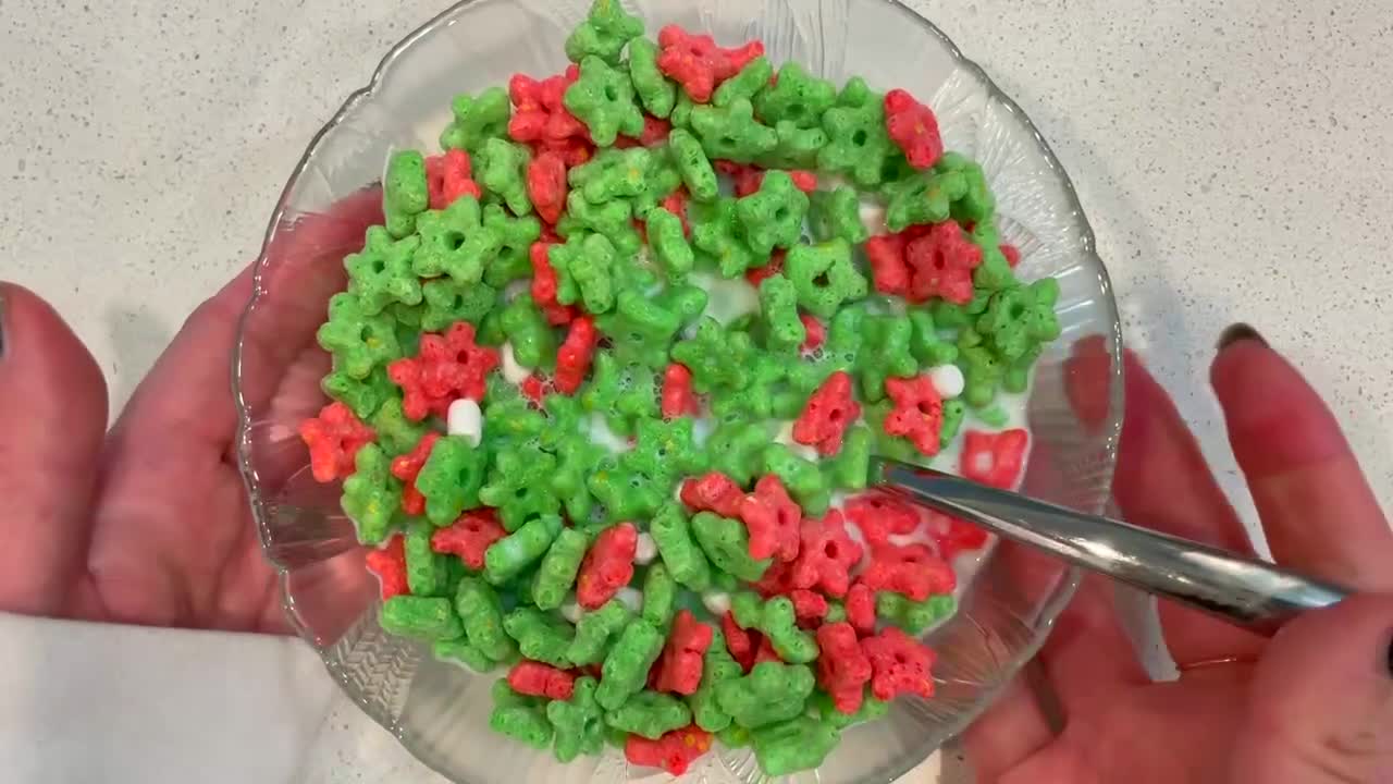 хлопья в миске с молоком