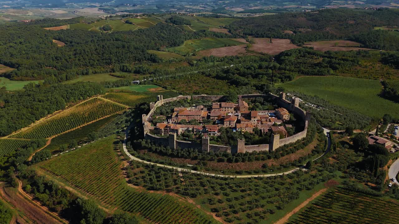 el antiguo pueblo de monteriggioni en la toscana, italia. hermoso castillo medieval ciudad romana.