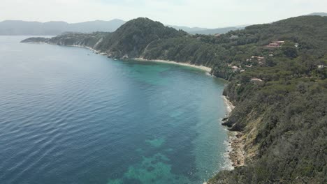 isla de elba en la costa mediterránea de italia imágenes aéreas de la playa con aguas azul turquesa, vuelo con drone turismo europeo