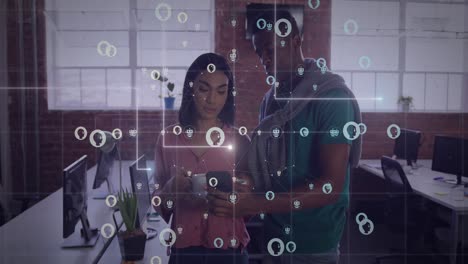 animación de íconos de ia y procesamiento de datos sobre diversas personas de negocios en la oficina