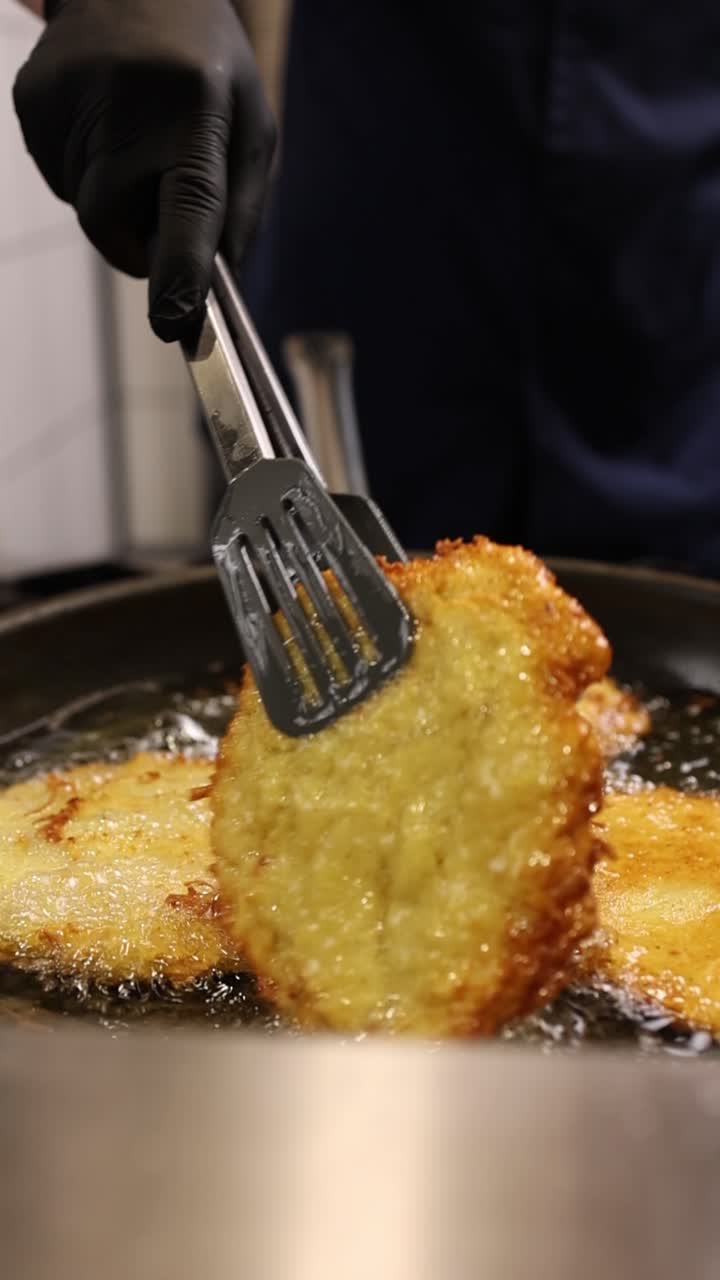 Chef che frigge frittelle di patate dorate nell'olio caldo