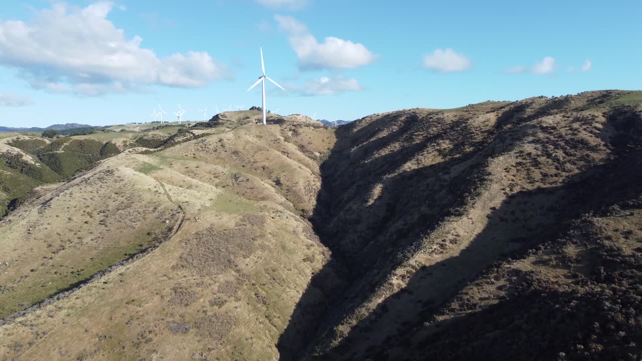 volando hacia una sola turbina eólica en un parque eólico