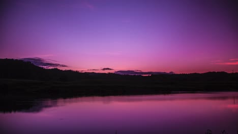 Lapso-De-Tiempo-Del-Atardecer-Y-El-Anochecer-Sobre-Un-Lago-En-Warwick,-Queensland,-Australia