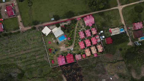 fotografía aérea de un grupo de casas rodeadas por la jungla en oxapampa, perú