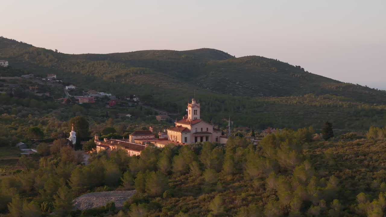 templo budista capturado por un dron en el majestuoso valle de la montaña imágenes aéreas en la hora dorada del amanecer