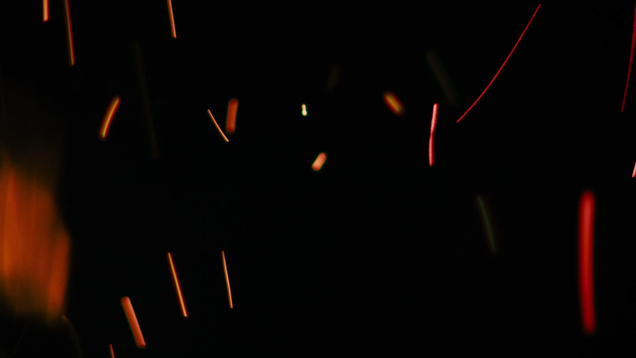 불타는 듯한 필름 번과 반짝이는 인공물 오버레이 비주얼, 주황색 불꽃 필름 번과 붉은색 스파크가 공중으로 날아다니고, 오버레이 전환 효과를 위한 검은색 배경