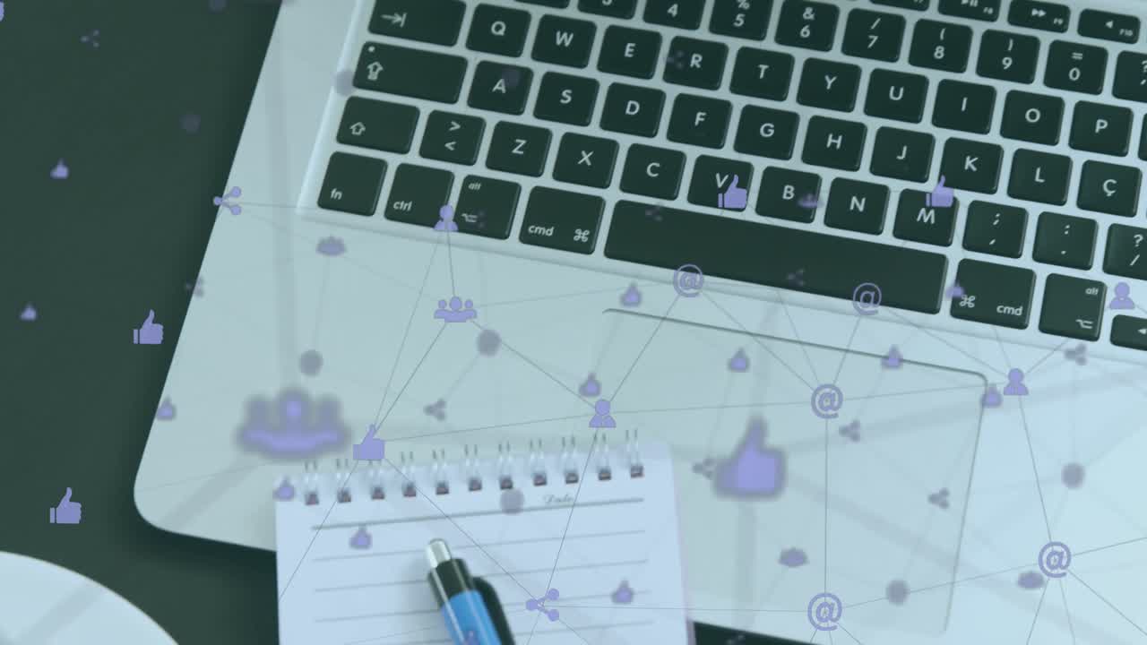 animación de iconos conectados con líneas sobre bloc de notas, bolígrafo, taza de café y computadora portátil en una mesa de madera