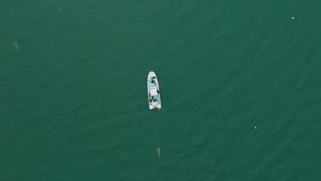 vista aérea desde arriba: barco científico en el mar mediterráneo, sète, francia